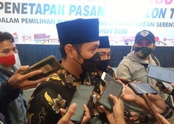 Calon bupati terpilih Aditya Halindra Faridky saat wawancara bersama awak media. (Foto: Rochim/Tugu Jatim)
