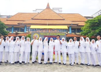 Akademisi Fakultas Keperawatan Universitas Airlangga (Unair) Surabaya membuat aplikasi lowongan pekerjaan untuk perawat. (Foto:Unair Surabaya/Tugu Jatim)