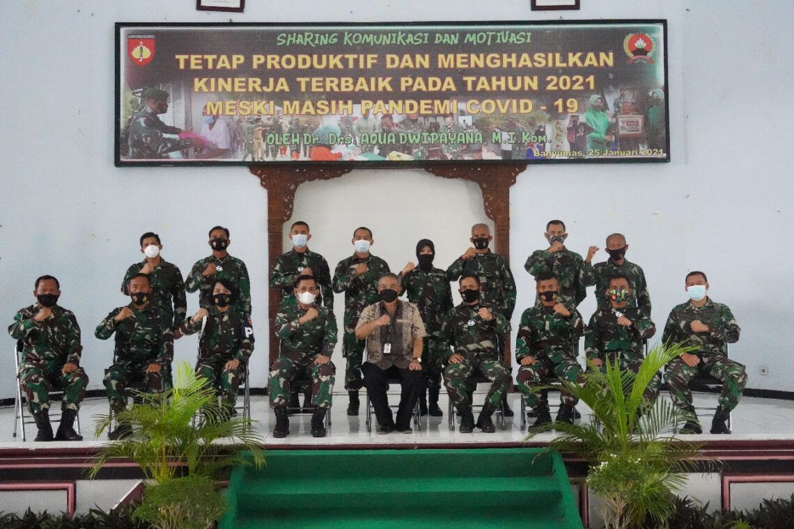 Dr Aqua Dwipayana: Prajurit TNI Itu Senjata Utamanya Adalah Komunikasi 1 Pakar Komunikasi dan Motivator Nasional Dr Drs Aqua Dwipayana saat Sharing Komunikasi dan Motivasi. (Foto: Dok/Tugu Jatim)