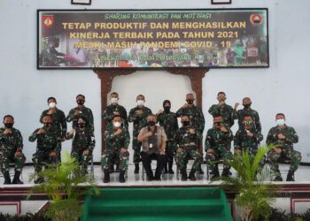 Pakar Komunikasi dan Motivator Nasional Dr Drs Aqua Dwipayana saat Sharing Komunikasi dan Motivasi. (Foto: Dok/Tugu Jatim)