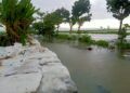 Warga membuat tanggul di Desa Plandirejo, Tuban, karena air meluap dan menimbulkan banjir. (Foto:Mila Arinda/Tugu Jatim)