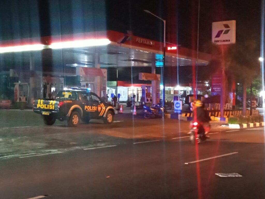 Pihak kepolisian masih mengamankan SPBU Sleko akibat tangki meledak. (Foto: Rochim/Tugu Jatim)