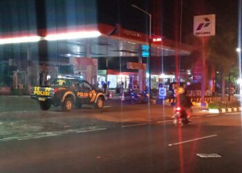 Pihak kepolisian masih mengamankan SPBU Sleko akibat tangki meledak. (Foto: Rochim/Tugu Jatim)