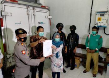 Kabid Farmasi Dinas Kesehatan Tuban Rani Yunita Sari bersama perwakilan dari dinkes provinsi dan Kapolsek Tuban Kota AKP M. Geng Wahono menerima vaksin. (Foto: Humas Pemkab Tuban/Tugu Jatim)
