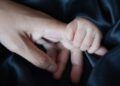 Ilustrasi ibu dan anak. Karena pandemi corona, banyak ibu hamil dan bayinya yang meninggal. (Foto: bingngu93/Pixabay)