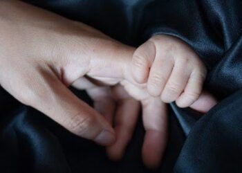 Ilustrasi ibu dan anak. Karena pandemi corona, banyak ibu hamil dan bayinya yang meninggal. (Foto: bingngu93/Pixabay)