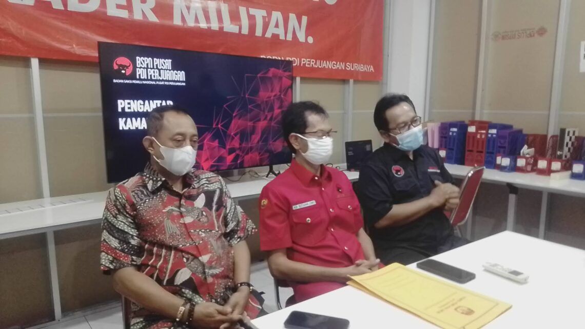 Mengacu UU Pilkada, MK Menolak Gugatan dari Paslon Machfud-Mujiaman 1 Armudji didampingi tim PDIP saat berada di Jalan Setail Nomor 8 Surabaya. (Foto:Rangga Aji/ln)