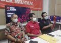 Armudji didampingi tim PDIP saat berada di Jalan Setail Nomor 8 Surabaya. (Foto:Rangga Aji/ln)
