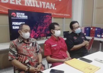 Armudji didampingi tim PDIP saat berada di Jalan Setail Nomor 8 Surabaya. (Foto:Rangga Aji/ln)