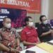 Armudji didampingi tim PDIP saat berada di Jalan Setail Nomor 8 Surabaya. (Foto:Rangga Aji/ln)