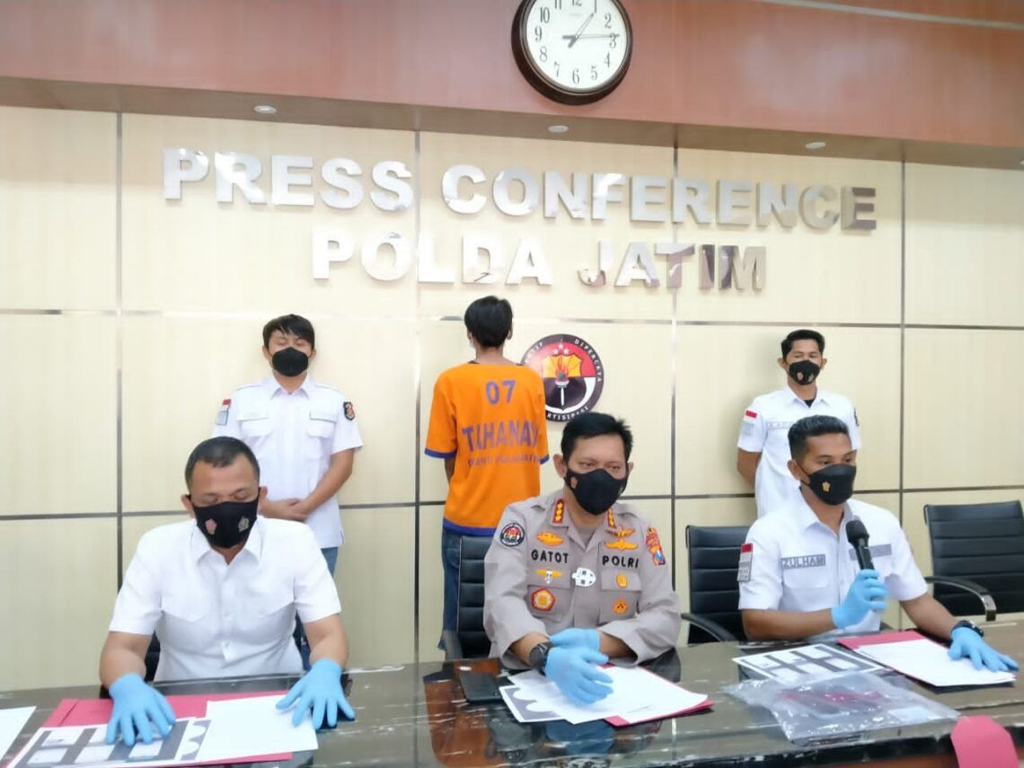 Ditreskrimsus Polda Jatim Bekuk Tersangka Prostitusi Online di Bawah Umur 1 Kabid Humas Polda Jatim Kombes Pol Gatot Repli Handoko sedang menjelaskan kasus protistusi online di bawah umur di Surabaya. (Foto:Rangga Aji/Tugu Jatim)