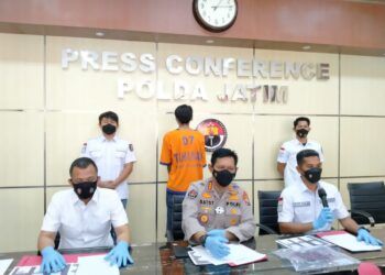 Kabid Humas Polda Jatim Kombes Pol Gatot Repli Handoko sedang menjelaskan kasus protistusi online di bawah umur di Surabaya. (Foto:Rangga Aji/Tugu Jatim)