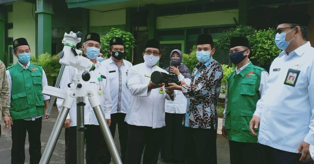 Kabag Kesra Pemerintah Kabupaten Tuban Eko Yulianto (baju batik) didampingi Kepala Kantor Kemenag Tuban Sahid menerima alat Rukyatul Hilal. (Foto: IG Kemenag Tuban/Tugu Jatim)