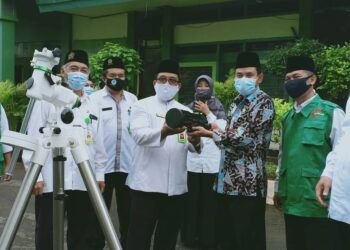 Kabag Kesra Pemerintah Kabupaten Tuban Eko Yulianto (baju batik) didampingi Kepala Kantor Kemenag Tuban Sahid menerima alat Rukyatul Hilal. (Foto: IG Kemenag Tuban/Tugu Jatim)