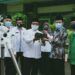 Kabag Kesra Pemerintah Kabupaten Tuban Eko Yulianto (baju batik) didampingi Kepala Kantor Kemenag Tuban Sahid menerima alat Rukyatul Hilal. (Foto: IG Kemenag Tuban/Tugu Jatim)