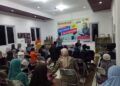 Dr Aqua Dwipayana sedang melaksanakan Sharing Komunikasi dan Motivasi kepada peserta anak yatim piatu di Abon Koki. (Foto: Dok/Tugu Jatim)