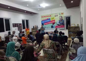 Dr Aqua Dwipayana sedang melaksanakan Sharing Komunikasi dan Motivasi kepada peserta anak yatim piatu di Abon Koki. (Foto: Dok/Tugu Jatim)