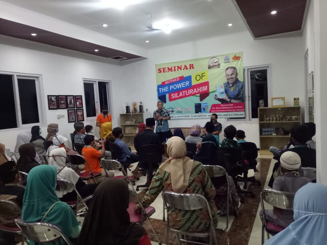 Dr Aqua Dwipayana sedang melaksanakan Sharing Komunikasi dan Motivasi kepada peserta anak yatim piatu di Abon Koki. (Foto: Dok/Tugu Jatim)