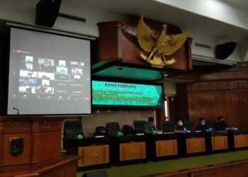 Ketua DPRD Tuban Miyadi saat memimpin rapat paripurna pengumuman penetapan pasangan calon bupati dan wakil Bupati Tuban terpilih pada Pilkada 2020.(Foto:Humas DPRD Tuban/Tugu Jatim)