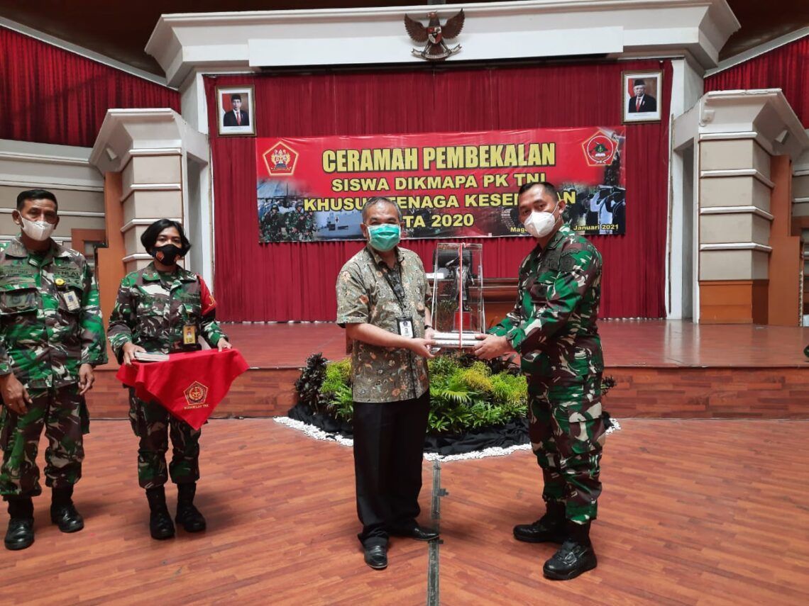 Dr Aqua Dwipayana: Penguasaan Komunikasi Jadi Kunci Sukses Nakes TNI 1 Saat acara Sharing Komunikasi dan Motivasi, Pakar Komunikasi dan Motivator Nasional Dr Aqua Dwipayana diberi cenderamata saat memotivasi anggota tenaga kesehatan atau medis TNI. (Foto:Dok/Tugu Jatim)