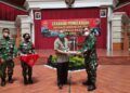Saat acara Sharing Komunikasi dan Motivasi, Pakar Komunikasi dan Motivator Nasional Dr Aqua Dwipayana diberi cenderamata saat memotivasi anggota tenaga kesehatan atau medis TNI. (Foto:Dok/Tugu Jatim)