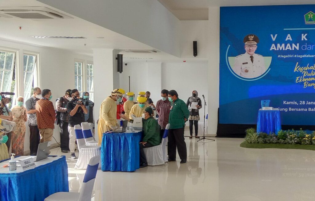 Wali Kota Malang Sutiaji memantau persiapan pelaksanaan vaksinasi Covid-19 pertama kepada 12 tokoh publik di Kota Malang. (Foto: Fen/Tugu Jatim)