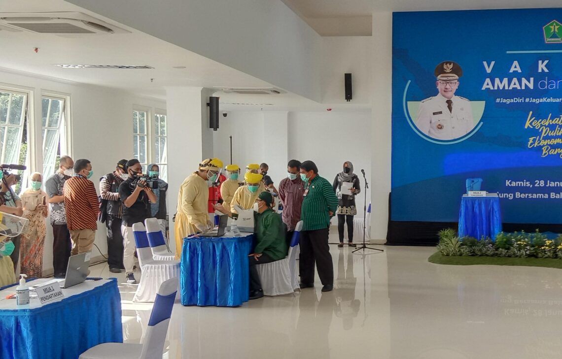 Mulai Vaksinasi 12 Tokoh Publik, Wali Kota Malang Memantau Langsung Persiapannya 1 Wali Kota Malang Sutiaji memantau persiapan pelaksanaan vaksinasi Covid-19 pertama kepada 12 tokoh publik di Kota Malang. (Foto: Fen/Tugu Jatim)