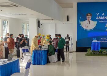 Wali Kota Malang Sutiaji memantau persiapan pelaksanaan vaksinasi Covid-19 pertama kepada 12 tokoh publik di Kota Malang. (Foto: Fen/Tugu Jatim)