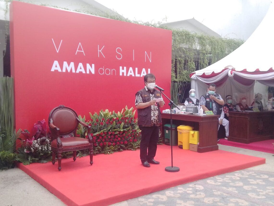 Ketua Satgas Kuratif Covid-19: Pengendaliannya Bukan 3M Lagi, tapi 6M Dibarengi Vaksinasi 1 Ketua Satgas Kuratif Covid-19 Jatim Joni Wahyuhadi saat pelaksanaan vaksinasi tahap kedua untuk pengendalian Covid-19. (Foto: Rangga Aji/Tugu Jatim)