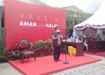 Ketua Satgas Kuratif Covid-19 Jatim Joni Wahyuhadi saat pelaksanaan vaksinasi tahap kedua untuk pengendalian Covid-19. (Foto: Rangga Aji/Tugu Jatim)