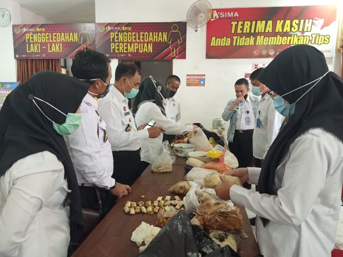 Sebanyak 50 poket kecil isi tembakau diduga narkoba ditemukan di dalam kepalan mendol, makanan khas Malang. Makanan ini akan dikirim ke warga binaan di Lapas Klas I Lowokwaru, Malang. (Foto: Humas Lapas Lowokwaru/Tugu Jatim)