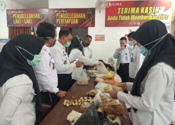 Sebanyak 50 poket kecil isi tembakau diduga narkoba ditemukan di dalam kepalan mendol, makanan khas Malang. Makanan ini akan dikirim ke warga binaan di Lapas Klas I Lowokwaru, Malang. (Foto: Humas Lapas Lowokwaru/Tugu Jatim)