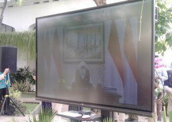Gubernur Jawa Timur Khofifah Indar Parawansa mengikuti kegiatan vaksinasi sinovac tahap kedua melalui virtual di Surabaya, Jatim. (Foto: Rangga Aji/Tugu Jatim)