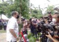 Wakil Ketua DPRD Jawa Timur Sahat Tua Simanjuntak saat wawancara setelah menjalani vaksinasi sinovac tahap kedua di Kantor Gubernur, Surabaya. (Foto: Rangga Aji/Tugu Jatim)