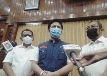 Wakil Gubernur Jawa Timur Emil Dardak diwawancara pasca mengikuti vaksin tahap kedua di Kantor Gubernur Jawa Timur, Surabaya. (Foto: Rangga Aji/Tugu Jatim)