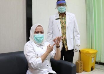Bojonegoro Gelar Vaksinasi Covid-19, Bupati Bojonegoro: Vaksinnya Aman dan Halal! 2 Bupati Bojonegoro Anna Muawanah agar tak terpapar Covid-19 mengikuti kegiatan vaksinasi. Dia juga menunjukkan vaksin sinovac yang akan disuntikkan. (Foto: Mila Arinda/Tugu Jatim)
