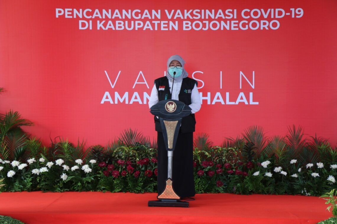 Kepala Dinas Kesehatan Kabupaten Bojonegoro Ani Pujiningrum saat melakukan sambutan saat akan melakukan vaksinasi Covid-19. (Foto: Mila Arinda/Tugu Jatim)