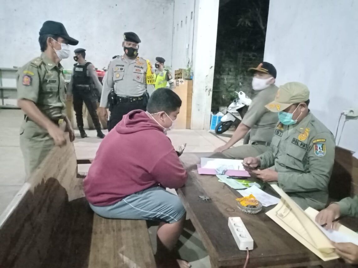 Petugas gabung mendapati 27 pelanggar prokes pada PPKM tahap kedua melalui operasi yustisi di sejumlah warung kopi, kafe, minimarket. (Foto: Humas Polres Tuban/Tugu Jatim)