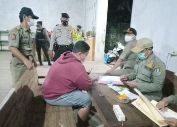 Petugas gabung mendapati 27 pelanggar prokes pada PPKM tahap kedua melalui operasi yustisi di sejumlah warung kopi, kafe, minimarket. (Foto: Humas Polres Tuban/Tugu Jatim)