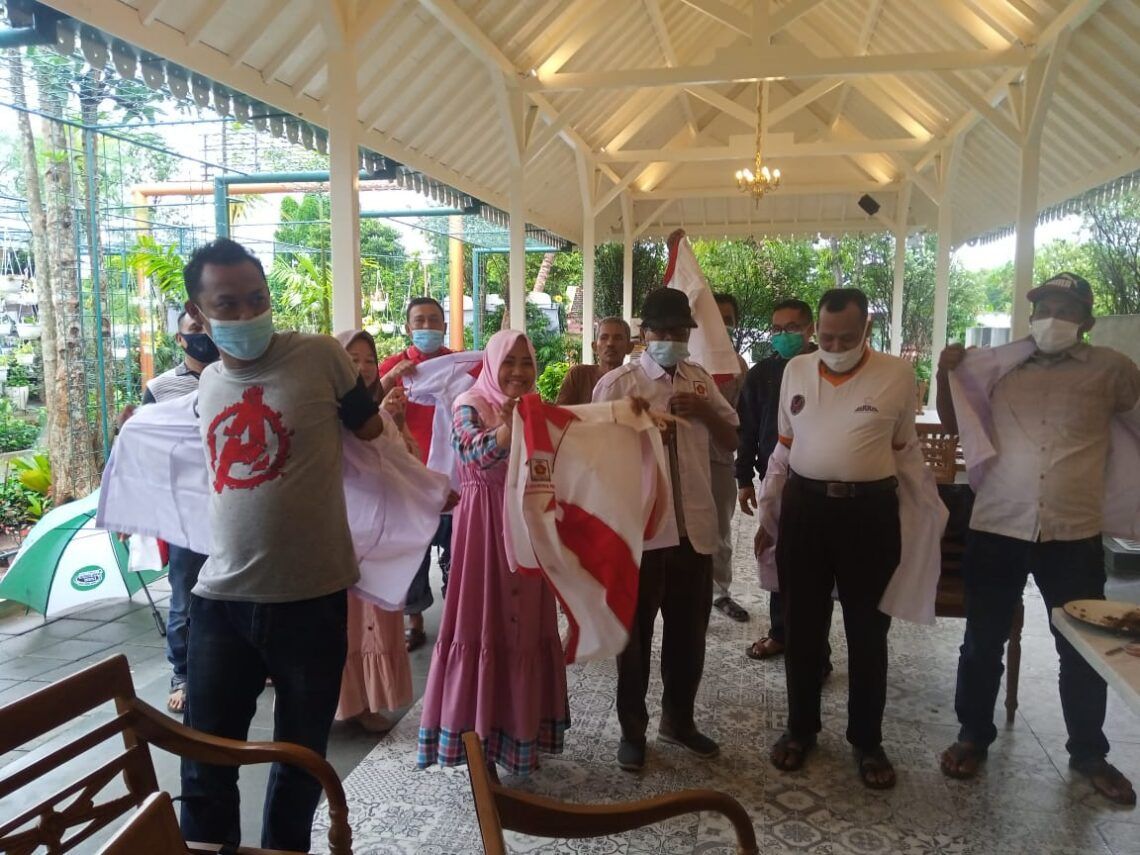 Sebanyak 13 ketua DPC Partai Gerindra di Kabupaten Tuban melepas seragam baju partai sebagai tanda pengunduran diri dari kepengurusan. Mereka mundur sebagai kader karena tidak percaya dengan kepengurusan DPC. (Foto: Dok/Tugu Jatim)
