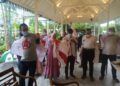 Sebanyak 13 ketua DPC Partai Gerindra di Kabupaten Tuban melepas seragam baju partai sebagai tanda pengunduran diri dari kepengurusan. Mereka mundur sebagai kader karena tidak percaya dengan kepengurusan DPC. (Foto: Dok/Tugu Jatim)