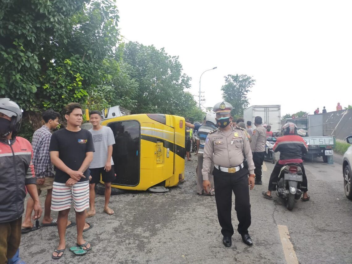 Mobil Elf terguling di Jl Patung Sapi, Desa Banaran, Kecamatan Babat, Lamongan. (Foto: Kanit Lantas Polsek Babat/Tugu Jatim)