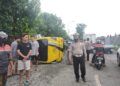 Mobil Elf terguling di Jl Patung Sapi, Desa Banaran, Kecamatan Babat, Lamongan. (Foto: Kanit Lantas Polsek Babat/Tugu Jatim)