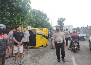 Mobil Elf terguling di Jl Patung Sapi, Desa Banaran, Kecamatan Babat, Lamongan. (Foto: Kanit Lantas Polsek Babat/Tugu Jatim)