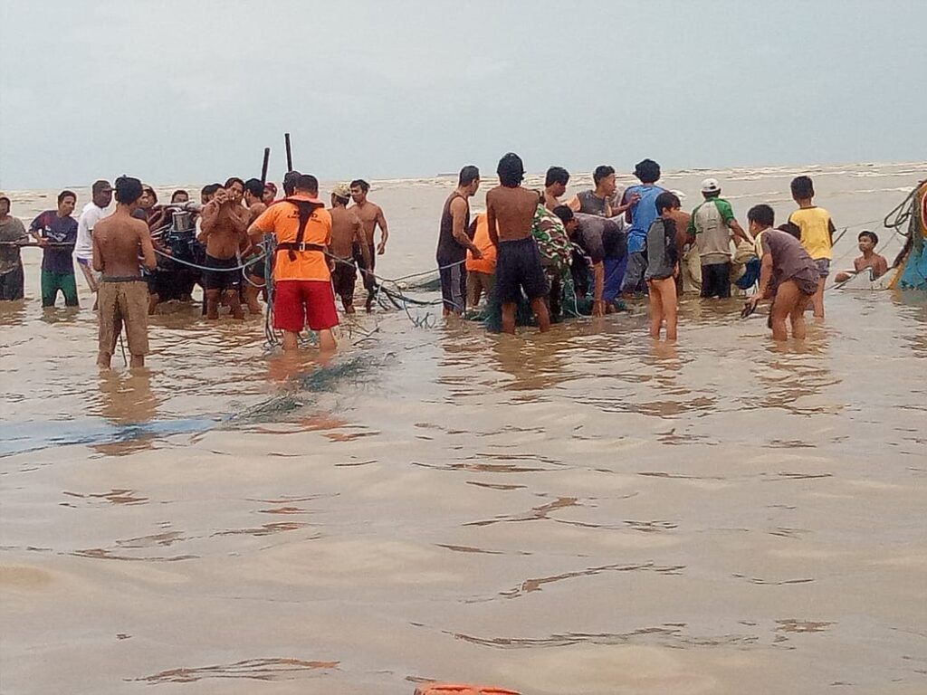 Petugas BPBD dibantu TNI, Polri, dan warga mengevakuasi alat tangkap dan bangkai perahu. Akibat gelombang besar tidak ada korban jiwa, tapi perahu nelayan di Kabupaten Tuban karam. Warga diminta untuk terus memantau informasi dari BMKG soal kejadian ini. (Foto: Humas BPBD/Tugu Jatim)