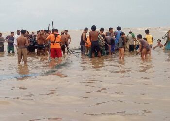Rugi Puluhan Juta Rupiah, 3 Perahu Nelayan di Tuban Karam Terkena Gelombang Besar 5 Petugas BPBD dibantu TNI, Polri, dan warga mengevakuasi alat tangkap dan bangkai perahu. Akibat gelombang besar tidak ada korban jiwa, tapi perahu nelayan di Kabupaten Tuban karam. Warga diminta untuk terus memantau informasi dari BMKG soal kejadian ini. (Foto: Humas BPBD/Tugu Jatim)