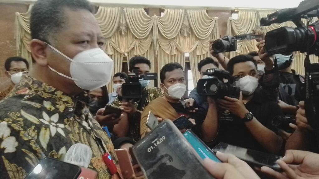 Plt Wali Kota Surabaya Whisnu Sakti Buana menjelaskan Pemerintah Kota Surabaya yang menggelar vaksinasi sinovac tahap kedua dari kalangan forkopimda dan masyarakat di Balai Kota Surabaya. (Foto: Rangga Aji/Tugu Jatim)