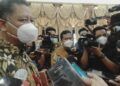 Plt Wali Kota Surabaya Whisnu Sakti Buana menjelaskan Pemerintah Kota Surabaya yang menggelar vaksinasi sinovac tahap kedua dari kalangan forkopimda dan masyarakat di Balai Kota Surabaya. (Foto: Rangga Aji/Tugu Jatim)