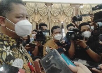 Plt Wali Kota Surabaya Whisnu Sakti Buana menjelaskan Pemerintah Kota Surabaya yang menggelar vaksinasi sinovac tahap kedua dari kalangan forkopimda dan masyarakat di Balai Kota Surabaya. (Foto: Rangga Aji/Tugu Jatim)