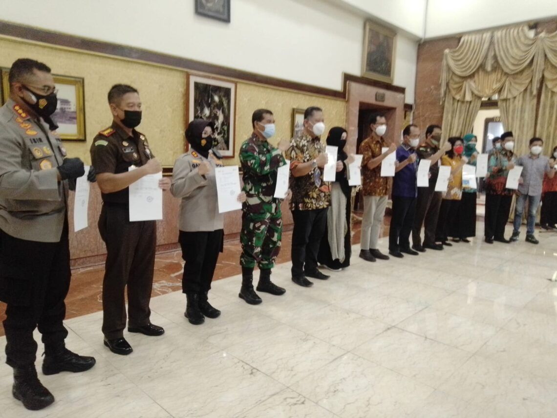 Plt Wali Kota Surabaya: Masyarakat Menengah ke Atas Bisa Vaksinasi Mandiri 1 Sebanyak 16 penerima vaksin sinovac tahap kedua yang terdiri dari jajaran forkopimda dan tokoh masyarakat pada Jumat (29/01/2021), di Balai Kota Surabaya. Untuk kalangan menengah ke atas diharapkan bisa vaksinasi secara mandiri. (Foto: Rangga Aji/Tugu Malang)